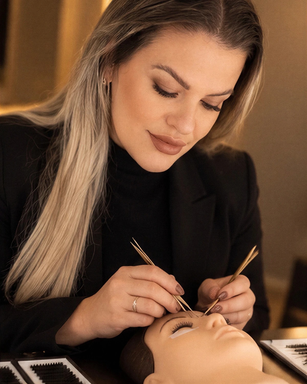 Daniela Silva aplicando extensão de cílios com pinças
